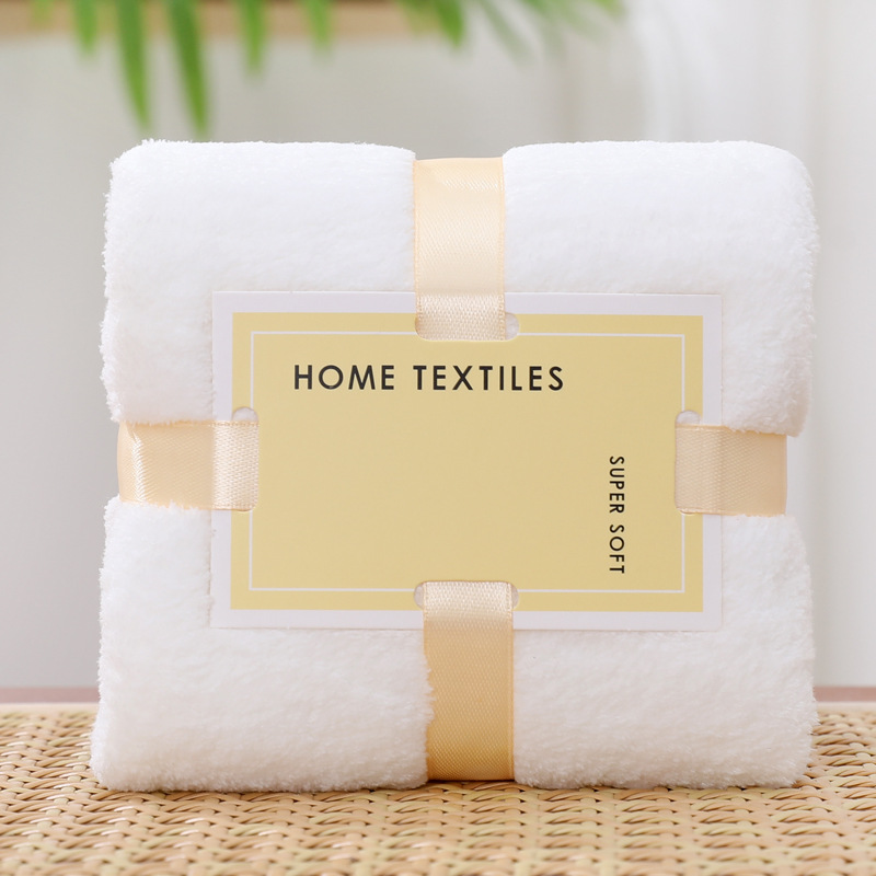 Пушистое полотенце с лентами белое Tidy, 30х60см